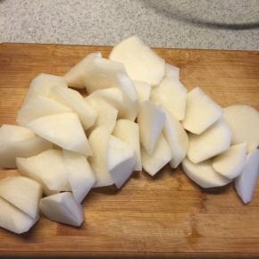 白萝卜洗净切块，葱姜切好备用