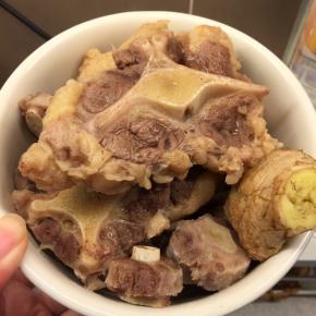 锅内冷水下牛尾飞水，捞出洗干净备用