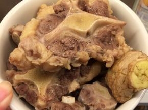 锅内冷水下牛尾飞水，捞出洗干净备用
