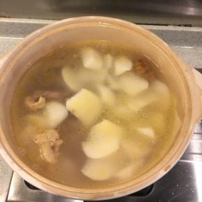 放入萝卜块，小火煮40分钟