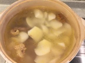 放入萝卜块，小火煮40分钟