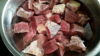 牛腩放入清水中泡出血水，中间可以多换几次水