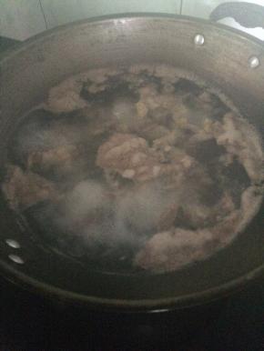 锅内水煮开，撇去血沫，开锅之后继续煮两分钟，捞出洗干净备用