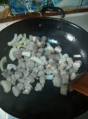 炒锅内放油，油热放入洋葱煸炒至透明，然后放入牛肉，炒至变色
