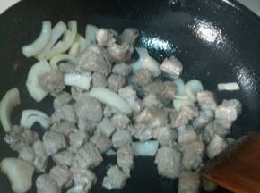 炒锅内放油，油热放入洋葱煸炒至透明，然后放入牛肉，炒至变色