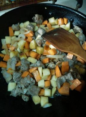 放入土豆和胡萝卜翻炒，炒至微微变软