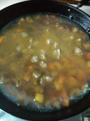 放入咖喱块和椰浆，搅拌均匀，开大火收汁