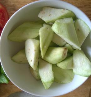 茄子洗净去皮切成滚刀块备用，胡萝卜和洋葱切片