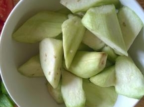 茄子洗净去皮切成滚刀块备用，胡萝卜和洋葱切片