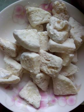 在茄子的表面上均匀的裹上淀粉备用