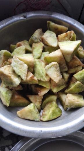 锅内加多一些的油，油温热的时候将茄子放入锅内，大火炸至表面金黄即可捞出