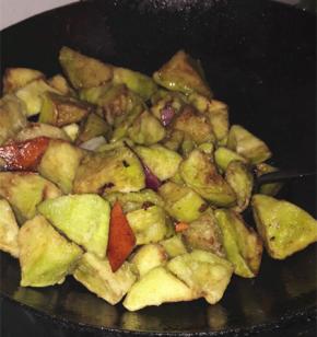 翻入炸好的茄子和胡萝卜洋葱翻炒均匀