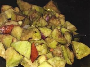 翻入炸好的茄子和胡萝卜洋葱翻炒均匀
