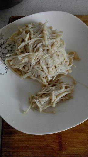 金针菇洗净焯水沥干水分备用