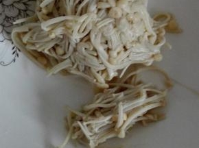 金针菇洗净焯水沥干水分备用