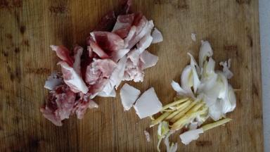 猪肉切成片，葱姜切条备用