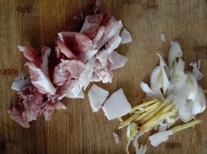 猪肉切成片，葱姜切条备用