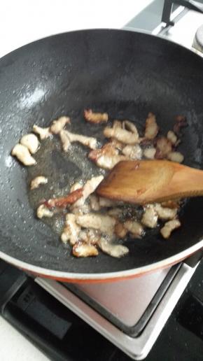 锅内放油加热，油热放入肉片翻炒至变色