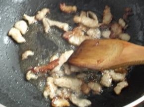 锅内放油加热，油热放入肉片翻炒至变色