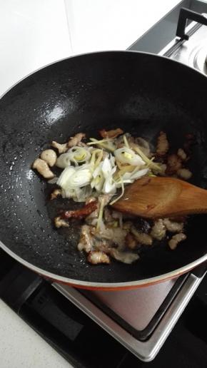 放入葱姜一同翻炒出香味