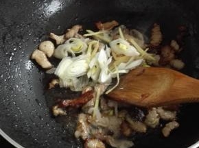放入葱姜一同翻炒出香味