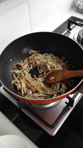 放入金针菇翻炒均匀