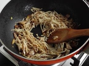 放入金针菇翻炒均匀