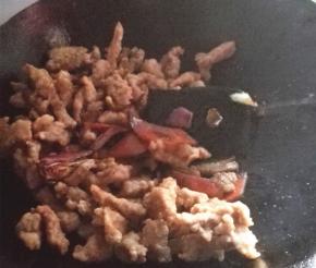 加入切好的胡萝卜和洋葱