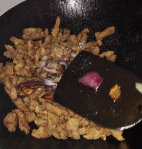 加料酒生抽翻炒均匀，出锅之前加盐和鸡精调味即可