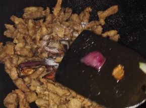 加料酒生抽翻炒均匀，出锅之前加盐和鸡精调味即可