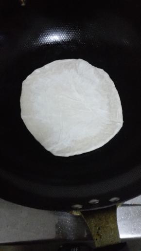 平底锅加热，手抓饼直接放在锅内（手抓饼不用放油也不用解冻）