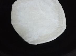 平底锅加热，手抓饼直接放在锅内（手抓饼不用放油也不用解冻）