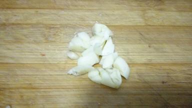 大蒜用刀背拍扁，切成碎末
