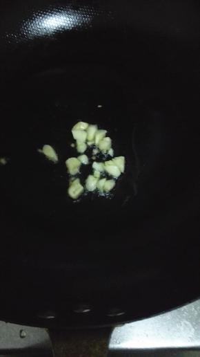 锅内放油，油热放入蒜末小火煸出香味