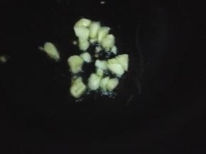 锅内放油，油热放入蒜末小火煸出香味