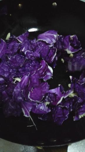 放入紫甘蓝翻炒，炒至微微变色