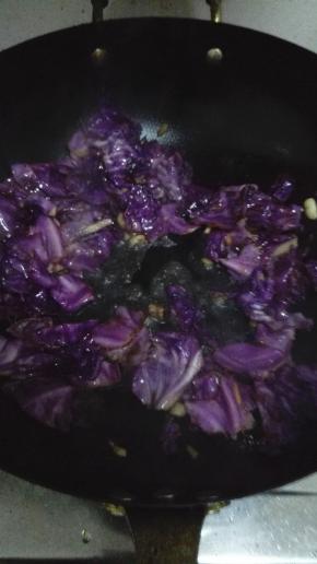 倒入生抽和陈醋，翻炒均匀，炒到紫甘蓝出水