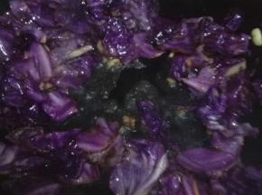 倒入生抽和陈醋，翻炒均匀，炒到紫甘蓝出水