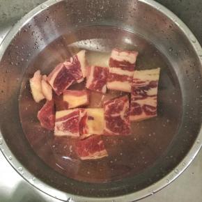 牛腩切成小块，泡出血水