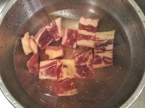 牛腩切成小块，泡出血水