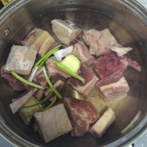 锅内冷水，放入姜片和牛腩煮至沸腾，撇去血沫捞出洗净备用