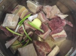 锅内冷水，放入姜片和牛腩煮至沸腾，撇去血沫捞出洗净备用