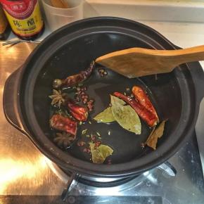 砂锅放油加热，放入八角，花椒粒，香叶，茴香，葱姜炒出香味