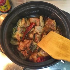 锅内添加没过食材的开水，大火煮开转至小火煮1个小时