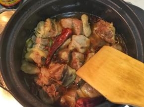 锅内添加没过食材的开水，大火煮开转至小火煮1个小时