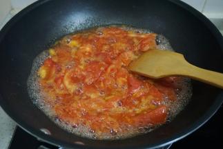 另起锅加油，油热放入切好的西红柿块，加少量的水，炒出红汁