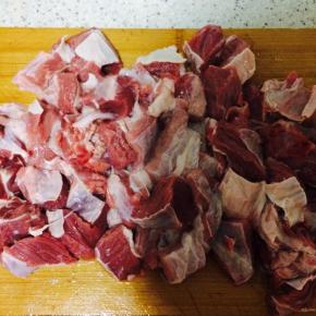 买来的牛肉泡出血水清洗干净，切成块状