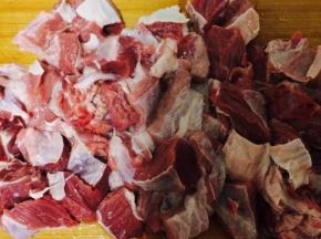 买来的牛肉泡出血水清洗干净，切成块状
