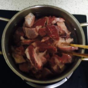 锅内添水，冷水下锅放入牛腩煮至沸腾，撇去血沫