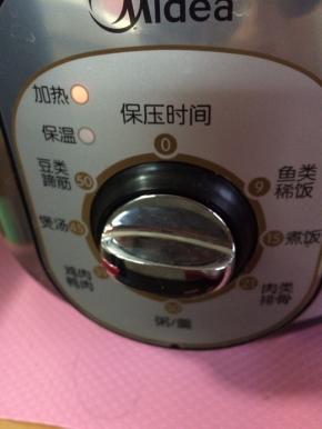 煮好的牛腩洗干净放入高压锅中，倒入一碗水，放入葱姜八角和料酒，选择好模式